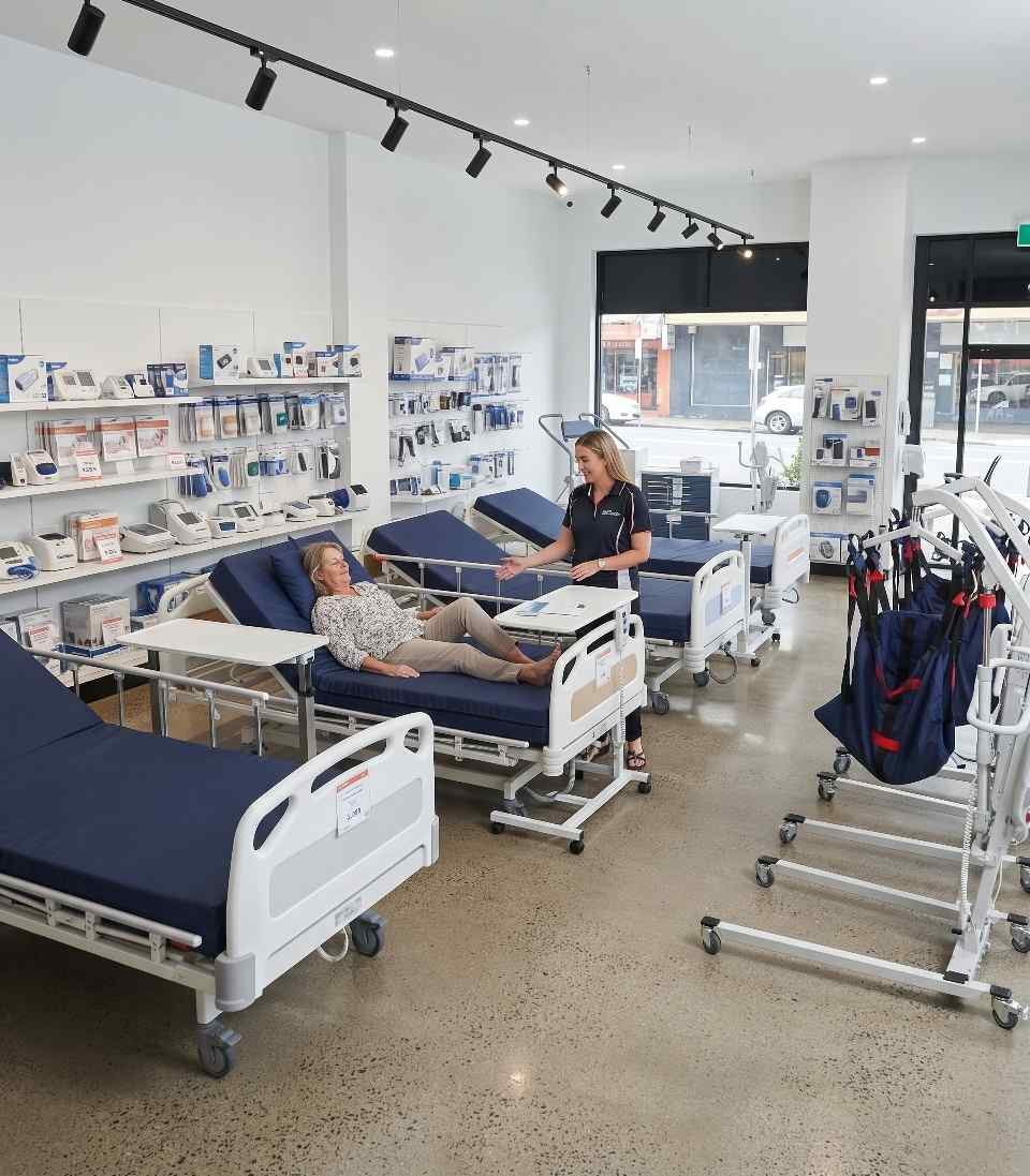 Medikal ürün teşhir alanında elektrikli hasta yatağı örneği (temsili görsel)