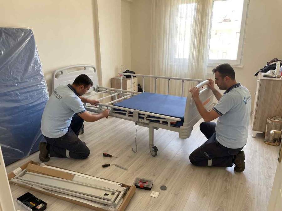 Ev ortamında motorlu hasta yatağı kurulumu - temsili görsel