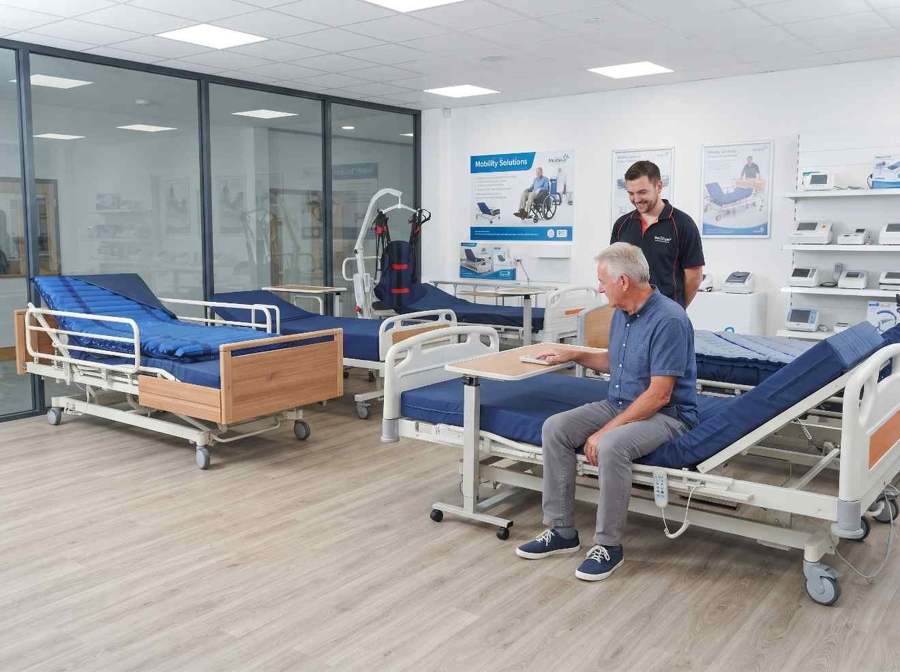 Motorlu hasta yataklarının sergilendiği örnek medikal ürün alanı - temsili görsel