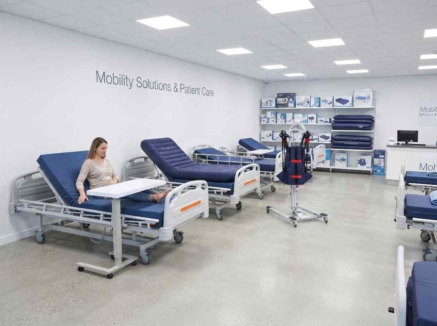 Motorlu hasta yataklarının sergilendiği örnek medikal ürün alanı - temsili görsel