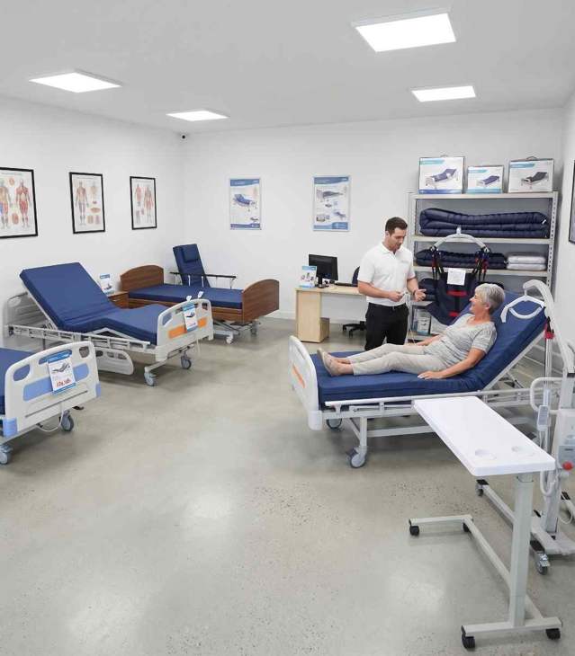 Motorlu hasta yataklarının sergilendiği örnek medikal ürün alanı - temsili görsel