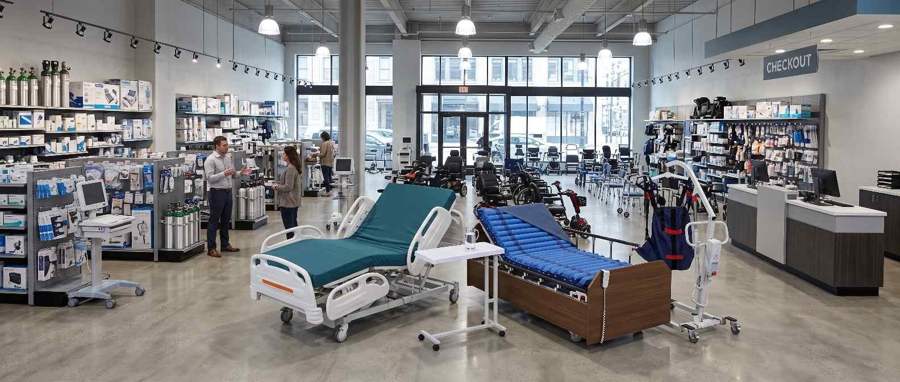 Motorlu hasta yataklarının sergilendiği örnek medikal ürün alanı - temsili görsel